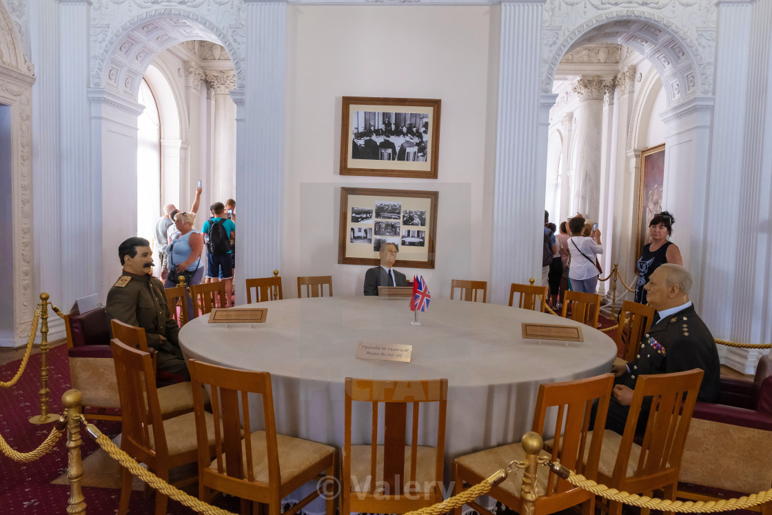 Ливадийский дворец стол за которым Сталин